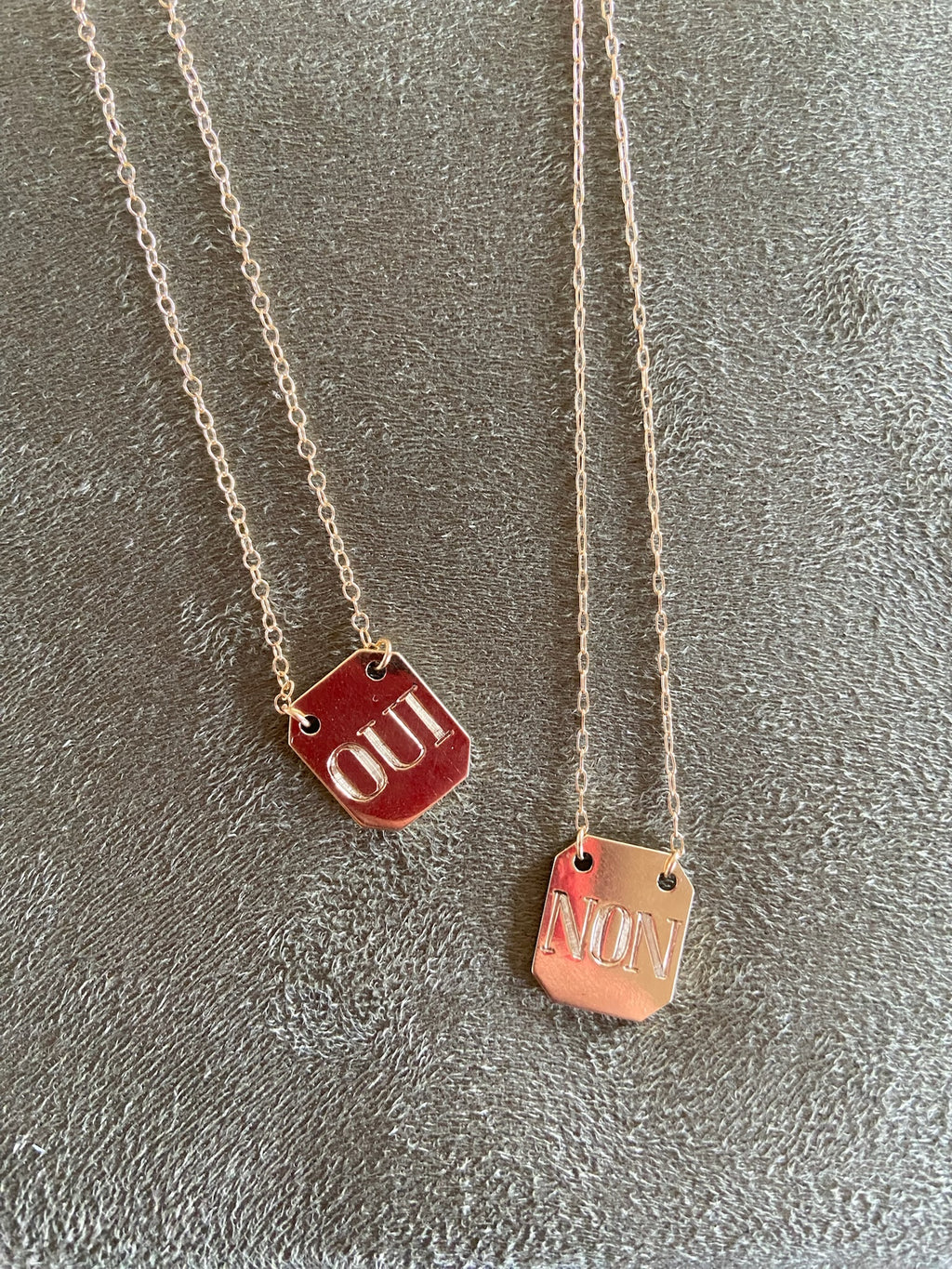 OUI/NON SCAPULAR NECKLACE