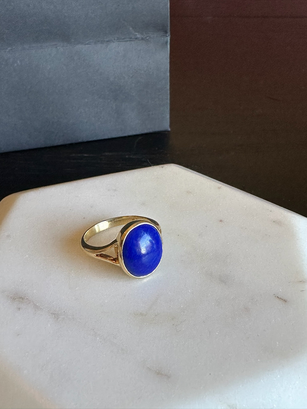 VINTAGE SPLIT SHANK LAPIS RING